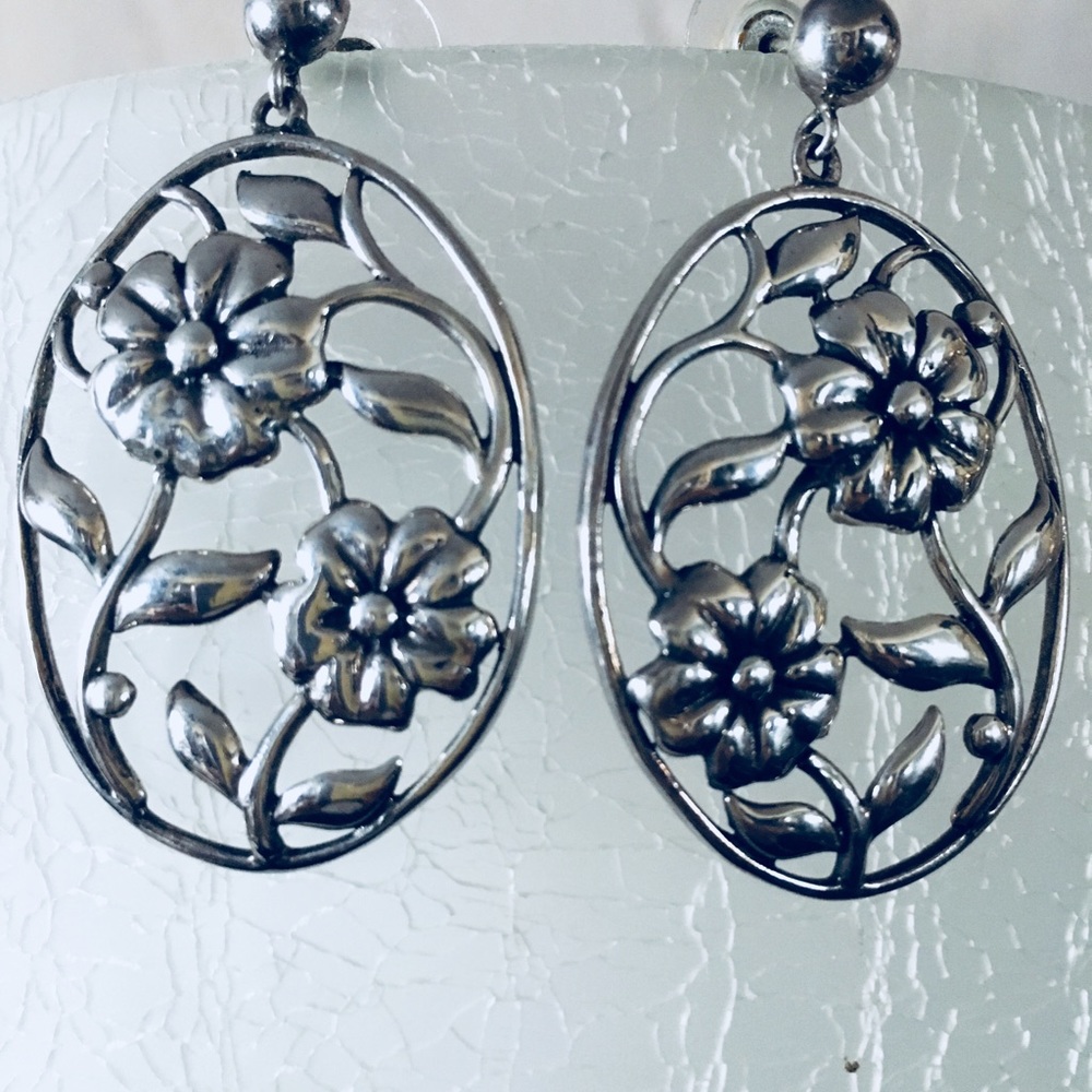 Sterling silver flower pattern earrings